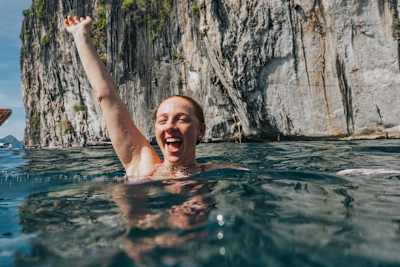 Molly Carlson lo celebra en el agua tras un salto con éxito.