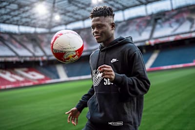 Karim Konaté sostiene el balón durante su actuación en el Red Bull Arena de Salzburgo.