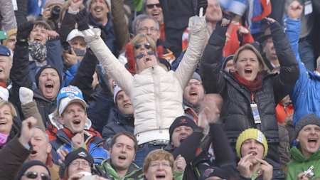 Ausgelassene Fans im Zielbereich der Streif