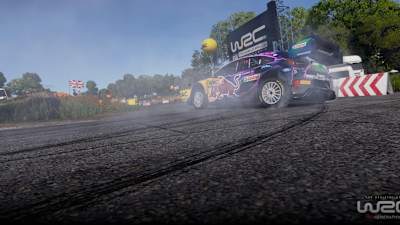 Una captura de pantalla de WRC Generations muestra el coche de Adrien Fourmaux derrapando.