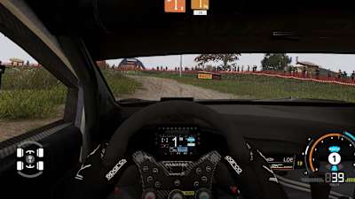 Una captura de pantalla de WRC Generations muestra una carrera desde la perspectiva de la cabina.