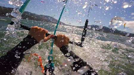 La plupart des débutants en kitesurf ont besoin de 10 à 12h pour parvenir à monter sur la planche.