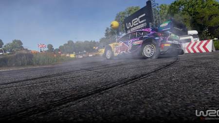 加速するとハイブリッドモーターの効果を感じられる