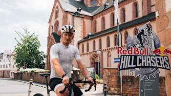 André Greipel steht für ein Foto zum Auftakt von Red Bull Hill Chasers in Gelnhausen bereit.
