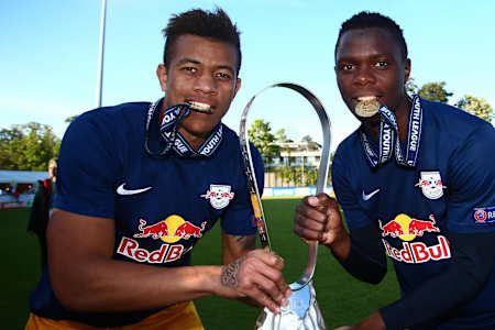 Igor dos Santos de Paulo und Patson Daka feiern