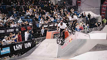 Le rider Courage Adams performs pose un barspin to icepick lors de la Simple Session 2019 à Tallinn en Estonie.