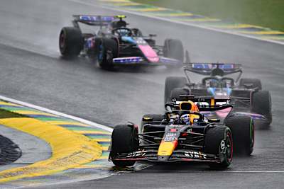 Max Verstappen, 43'üncü turda Ocon'a atak yaparak liderliği aldı