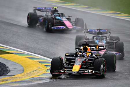 Max Verstappen, 43'üncü turda Ocon'a atak yaparak liderliği aldı