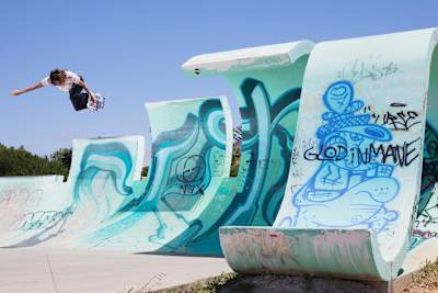 Nora Vasconcellos fazendo um backside air