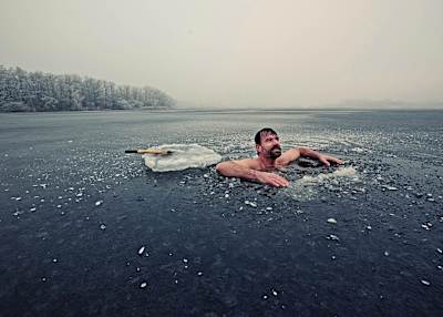 Wim Hof se divierte en el hielo