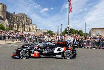 Une voiture en centre-ville lors d'un événement des 24h du Mans.