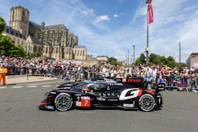 Une voiture en centre-ville lors d'un événement des 24 Heures du Mans.