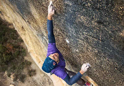 Parmi les meilleurs au monde, Chris Sharma est un grimpeur compulsif en permanence sur les parois.