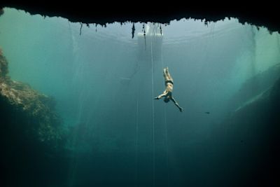 Saut acrobatique ou plongée ?