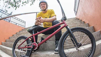 Kenneth Tencio prend la pose après son backflip sur un set de marches au Costa Rica.