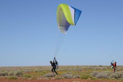 Hugo Turner despegando en el interior de Australia.