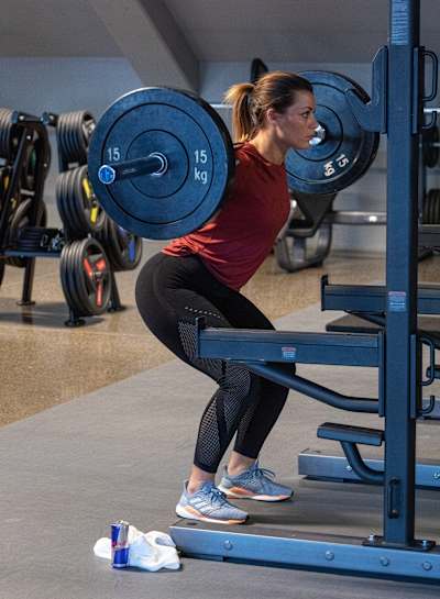 The barbell squat is an excellent exercise for exercising the hamstrings. 