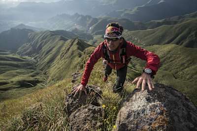 Ultra-alergatorul Ryan Sandes din Africa de Sud se antreneaza.