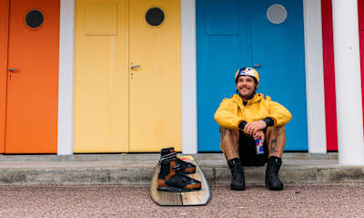 Le wakeboarder Jules Charraud prend une pause pendant le tournage de sa vidéo en Bretagne