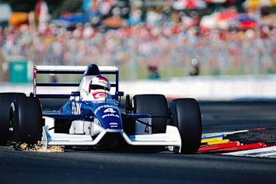 Jean Alesi en su coche.