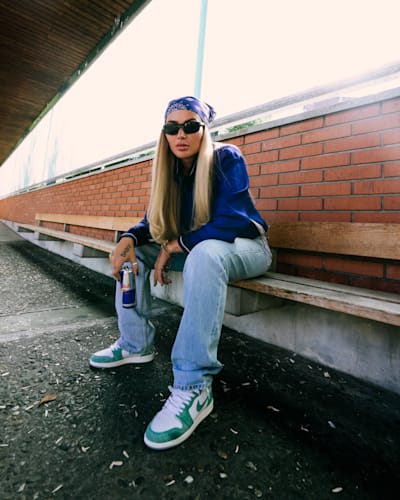 Loredana sitzend auf einer Bank in Luzern