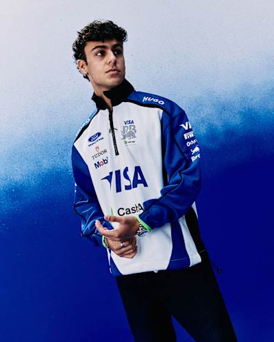 Arvid Lindblad est photographié avant la nouvelle saison de F1 avec Visa Cash App Racing Bulls. 