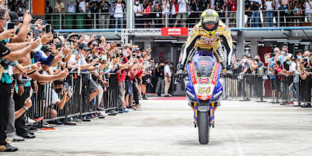 Şampiyon alkışlarla karşılanıyor