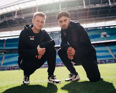 RBLZ-Kapitän Richard Hormes und Umut Gültekin stehen auf dem Rasen in der Red Bull-Arena.