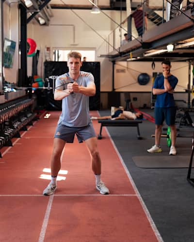 Le joueur de cricket australien Cameron Green s'entraine lors d'une séance de fitness au Red Bull Athlete Performance Center, en Autriche.