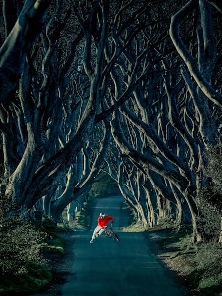 Senad Grosic durante el proyecto Riding Thrones en Dark Hedges, Ballymoney, Irlanda, el 29 de abril de 2018.