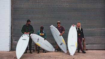 Die No Contest-Crew posiert für ein Foto mit ihren Surfbrettern während der Dreharbeiten in Südafrika für S2 E4