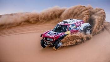 Carlos Sainz et Stéphane Peterhansel testent le nouveau buggy X-raid MINI John Cooper Works qu'ils piloteront sur le Dakar 2020.