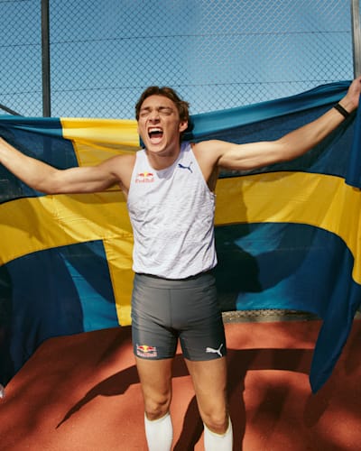 Armand 'Mondo' Duplantis celebrates victory with the Swedish flag.