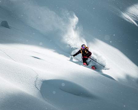 Michelle Parker fährt durch den Neuschnee in Pemberton, British Columbia.