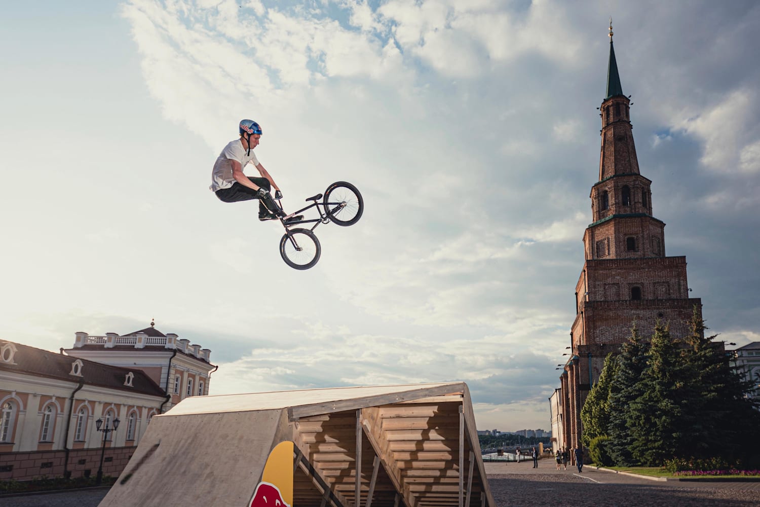 Irek Rizaev en BMX au Kremlin de Kazan vu par un drone