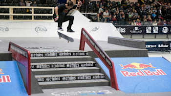 Alex Mizurov - Frotside Kickflip