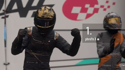Screenshot aus Forza Motorsport zeigt einen Fahrer auf dem Treppchen.