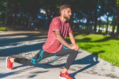 Les étirements après une séance de course à pied sont essentiels.