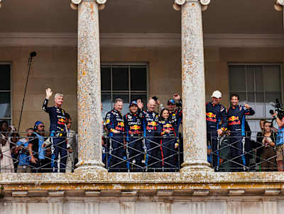 Los pilotos de Red Bull Racing en el balcón de Goodwood House durante el Goodwood Festival of Speed 2024 Chichester, Reino Unido, el 14 de julio de 2024.