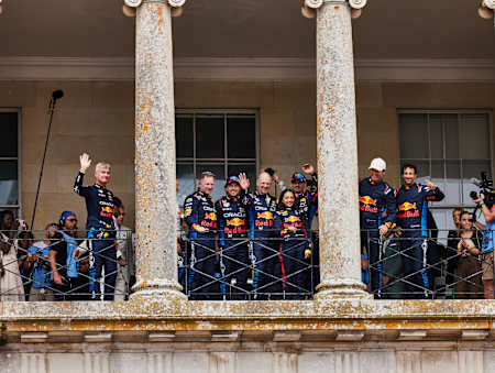 Los pilotos de Red Bull Racing en el balcón de Goodwood House durante el Goodwood Festival of Speed 2024 Chichester, Reino Unido, el 14 de julio de 2024.