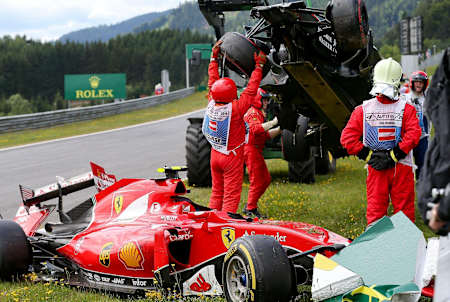 La Ferrari di Kimi Raikkonen e la McLaren di Fernando Alonso dopo l'incidente occorso al primo giro del Gran Premio d'Austria al Red Bull Ring di Spielberg