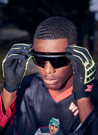 Kid fou de cross, Facene a poussé son envie de perf jusqu’à professionnaliser sa pratique, au service de productions vidéo dans le monde culturel.