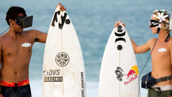 Les deux surfeurs Josh Moniz et Jake Marshall du projet Red Bull Surf Science.
