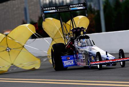 Der Fallschirm ist wichtig um zu Bremsen.