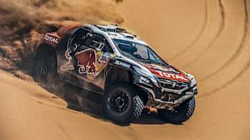 Le pilote de rallye français Sébastien Loeb du team Peugeot-Total conduit sur le sable pendant le Dakar 2016.