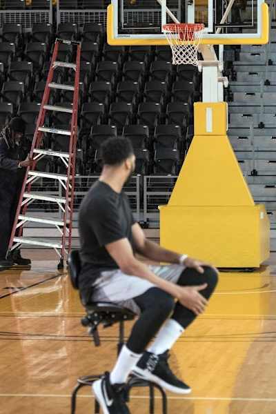 Anthony Davis checks out the janitor Karl Malone during prank.
