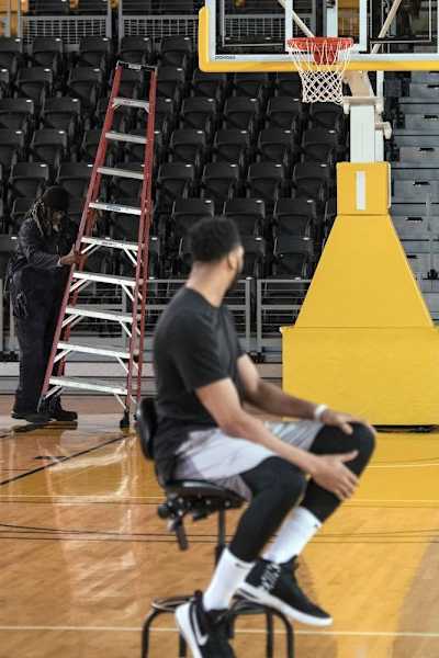 Anthony Davis checks out the janitor Karl Malone during prank.