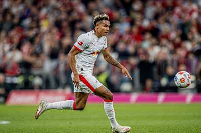Antonio Nusa von RB Leipzig jagt dem Ball hinterher.