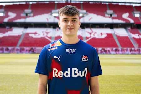 RBLZ_Tekkz en una sesión de fotos en el Red Bull Arena.