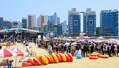 Fans braved the heat, waiting for the big event A photo of fans at the beach, queuing for the StarCraft Remastered GG Together Korean launch event